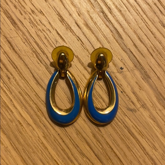 Costume earrings - Picture 1 of 1
